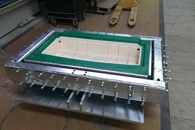 Moule de lavabo grand format en cours d'assemblage