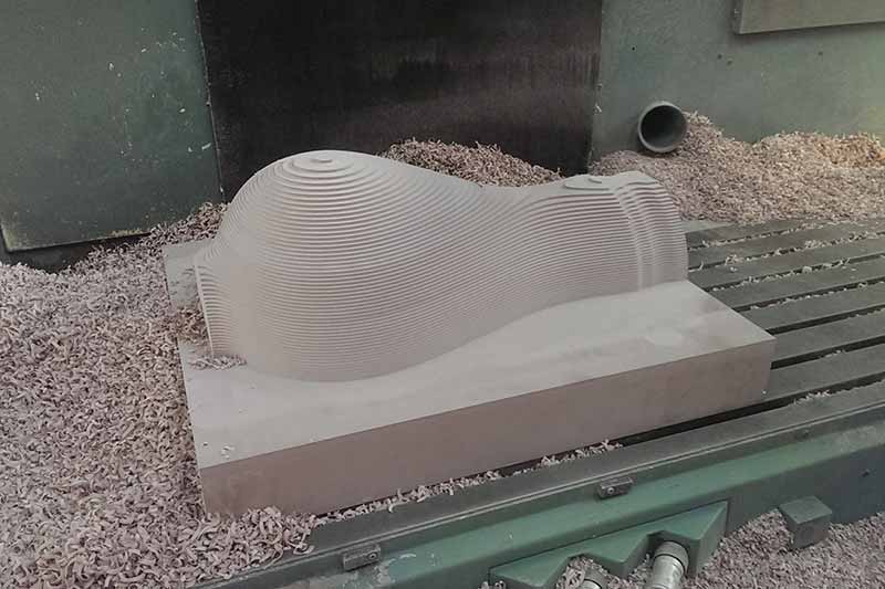 Usinage en cours d'une matrice pour moule plâtre de vase de très grand format